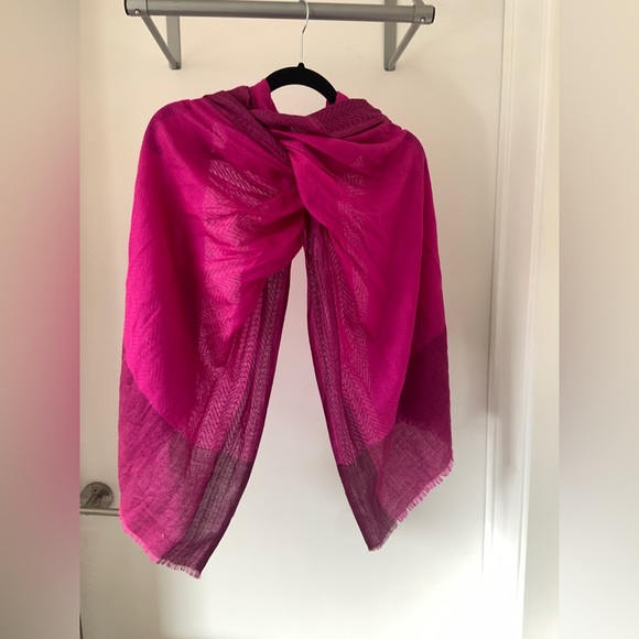 Beautiful cashmere fuchsia window pane scarf - Picture 3 of 6